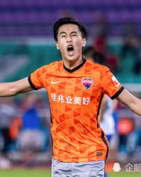  穆西亚拉梅开二度登顶射手榜首  