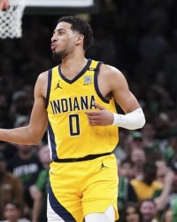  哈利伯顿掌控比赛节奏步行者加时险胜雄鹿展现黑马本色