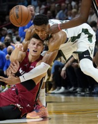  阿德巴约两双热火复仇雄鹿  