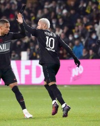  巴黎圣日耳曼客场完胜对手巩固榜首位置