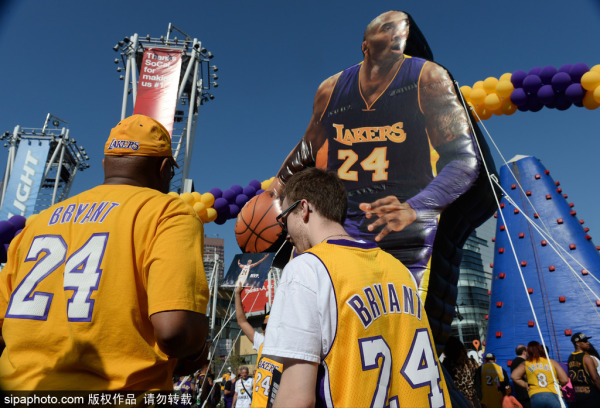  科比球衣退役仪式斯台普斯中心座无虚席