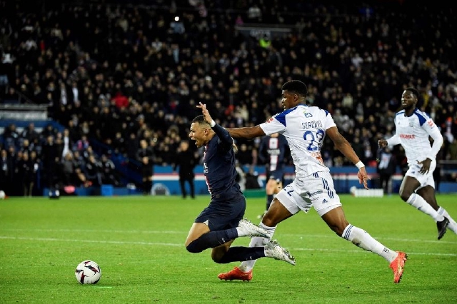  斯特拉斯堡主场惨败巴黎圣日耳曼暴露防守漏洞